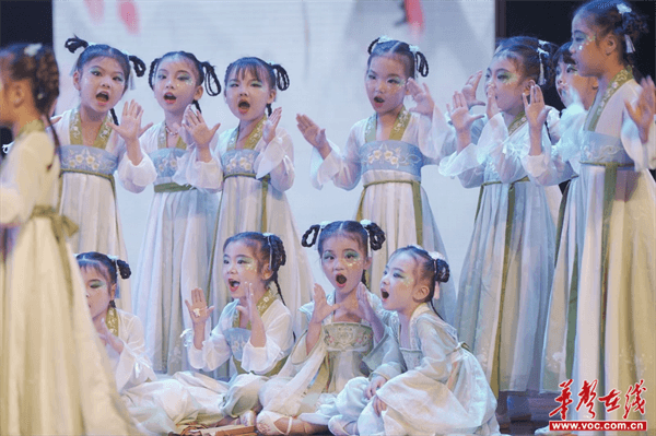 隆回县幼儿园举行庆"六一"国际儿童节暨阅读节汇报演出