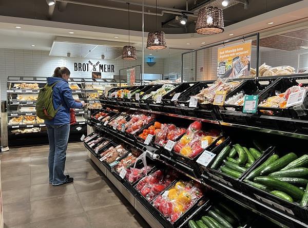 德国柏林一家超市,顾客在选购商品(资料图)