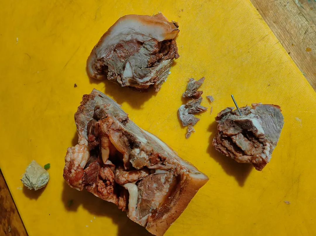 猪头肉切出6厘米长兽用注射针头?山西交城市监部门回应