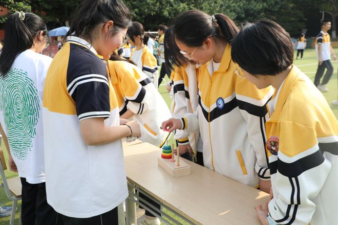 活动中有参与活动的同学认真,精心计算移动步骤,快速移动圆盘,有旁观