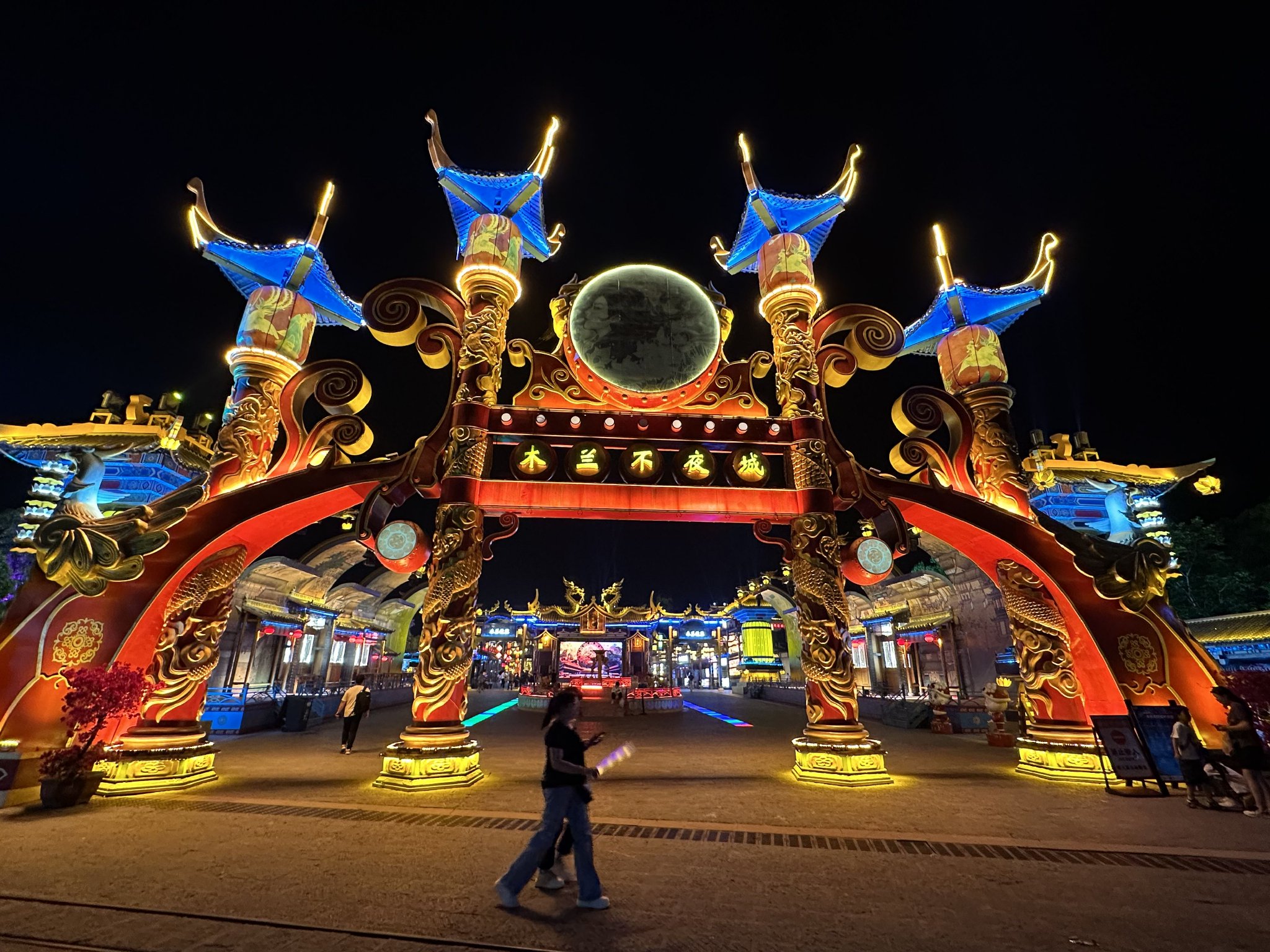 张家振/摄影)其中,木兰花乡景区通过打造木兰不夜城,通过发掘夜游市场