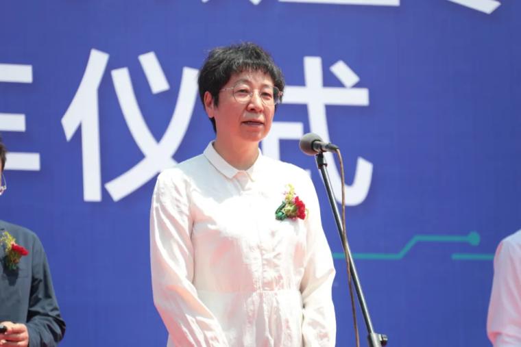 新能源重卡双重零碳运输通道示范项目签约及发车仪式在鹏飞举行