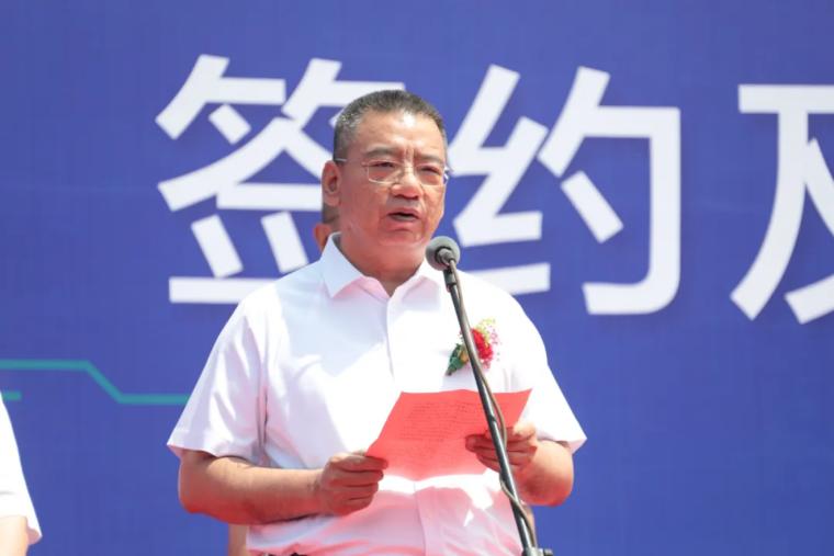 新能源重卡双重零碳运输通道示范项目签约及发车仪式在鹏飞举行