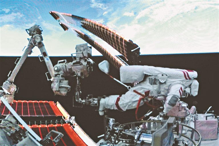5小时的出舱活动,神舟十八号乘组航天员叶光富,李聪,李广苏密切协同