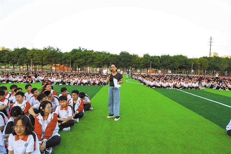 图为在固安县第一中学操场,老师正为学生们普及预防心理问题知识.