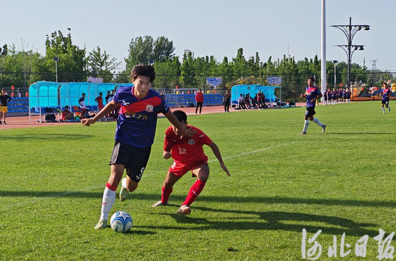 5月26日,雄安之光球员赵文杰(左)在热身赛上.