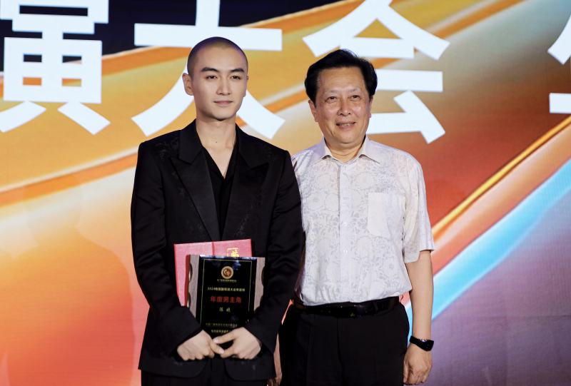 陈晓(左)获得"2024电视剧导演大会 年度男主角",与颁奖嘉宾唐国强合影