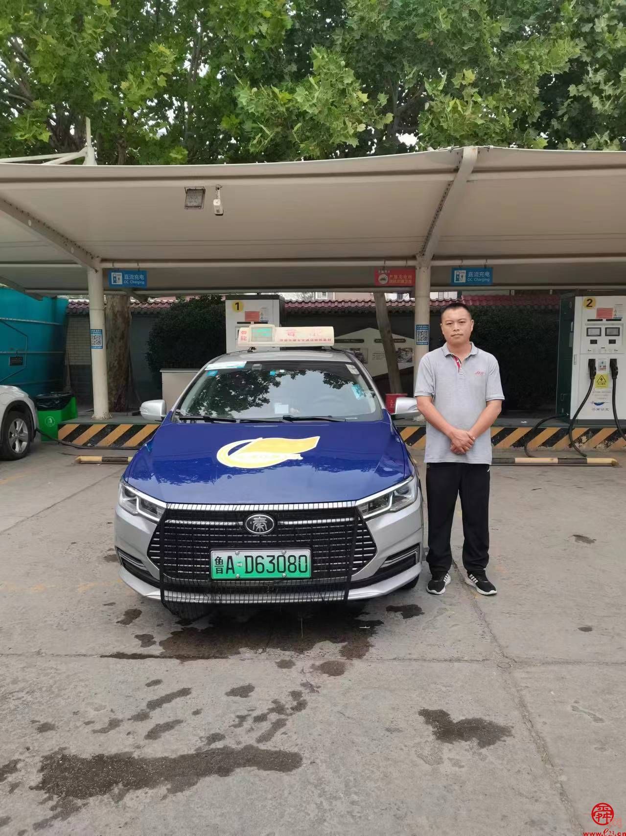 济南公交恒通热心"的哥"送行动不便老人回家