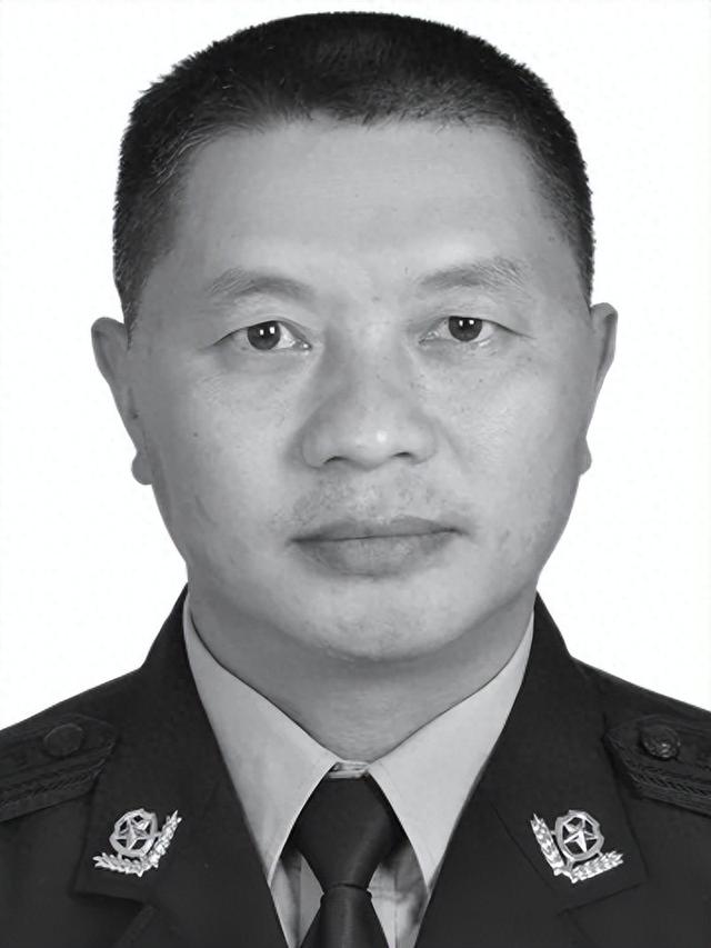 男,侗族,贵州省剑河县人,1972年10月1日出生,1996年10月参加公安工作