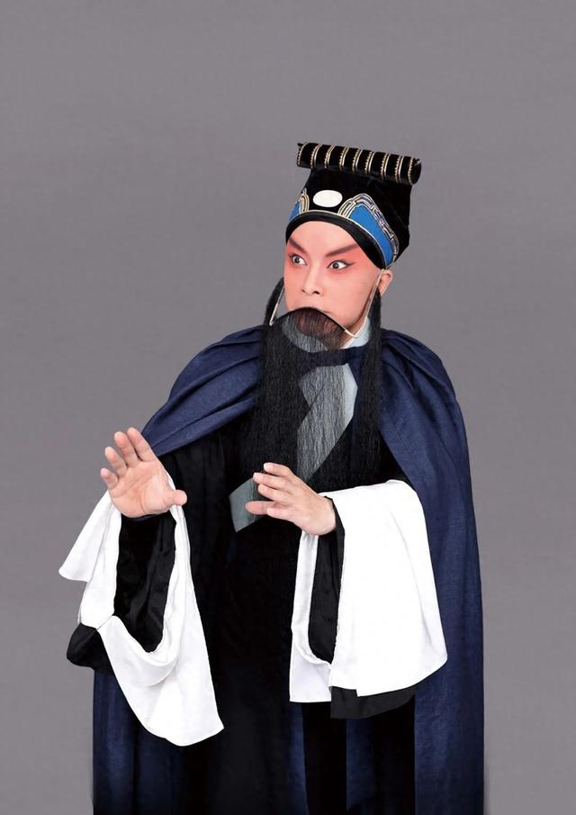 京剧演员冯冠博,凭借京剧《阳明悟道》中王阳明一角,获得第32届上海