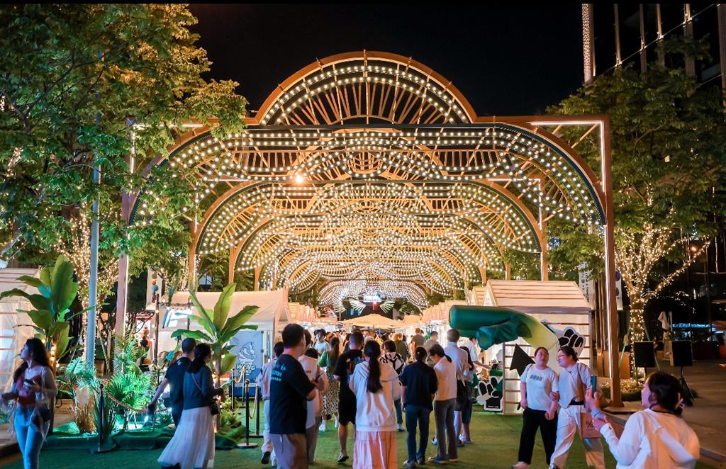 充满童趣的泡泡玛特ipdimoo装置再次降临bfc外滩枫径,用温暖可爱的