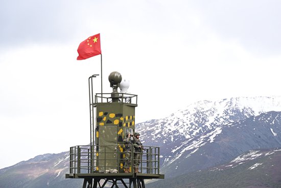 近日,西藏山南军分区战士康厚宏(左一)和战友在哨所执勤.