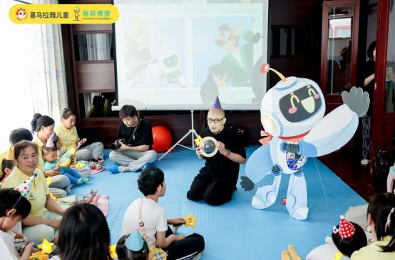 "善良机器人胸前有个警报器,只要感受到周围有人需要帮助,警报器就会"