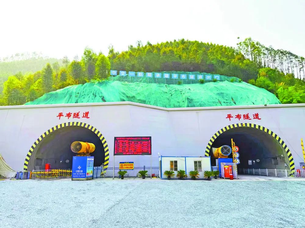百色北环高速公路项目隧道工程全面贯通
