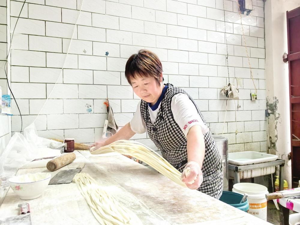 5月23日,王苏霞正在制作拽面.