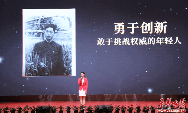 宣讲过程中,师生们聚精会神,被袁隆平院士的故事深深打动.