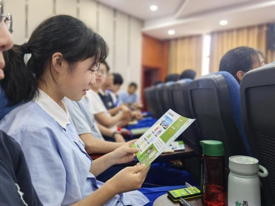 67岳塘区湘钢二中邀请专家开展心理减压讲座