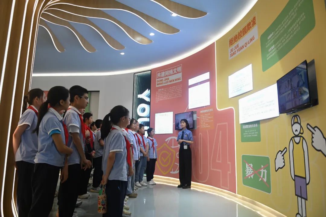 5月10日,仙居县安洲小学的学生在未成年人法治教育基地了解防校园欺凌