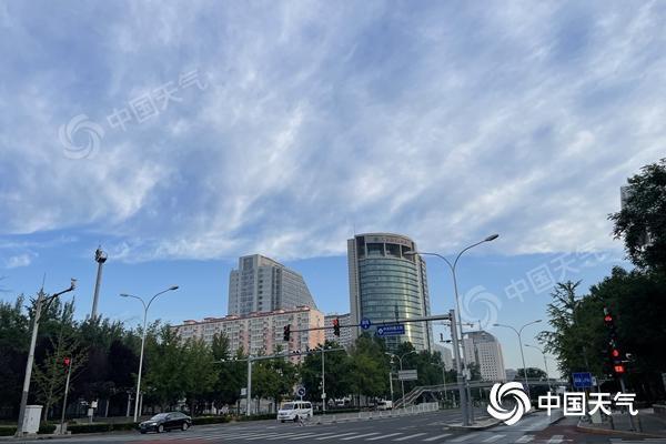 中国天气网讯 今天(5月30日)北京体感较热,最高气温将升至33℃,下午有