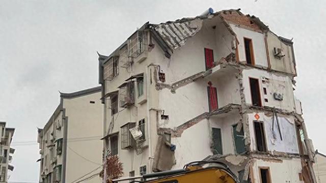 暴雨后坍塌的铜陵居民楼:遇难者三年前曾公开反映"快成危房"