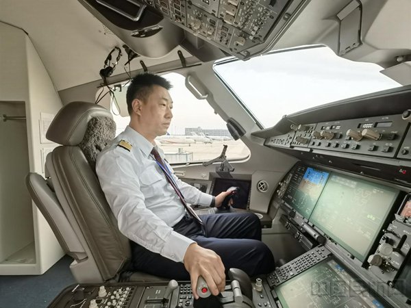 作为c919商业运行首飞机长,东航上海飞行部c919飞行部总经理尚峰亲历