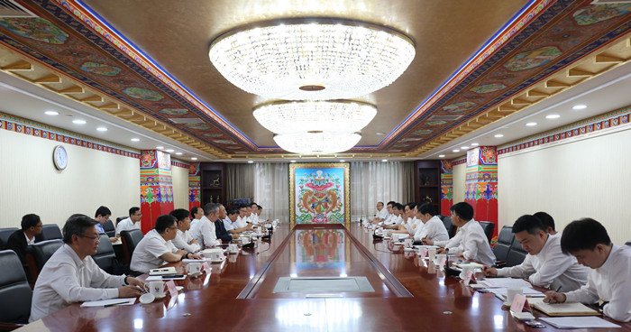 卢进与中国煤炭地质总局党委书记贾春曲,局长马刚进行工作会谈