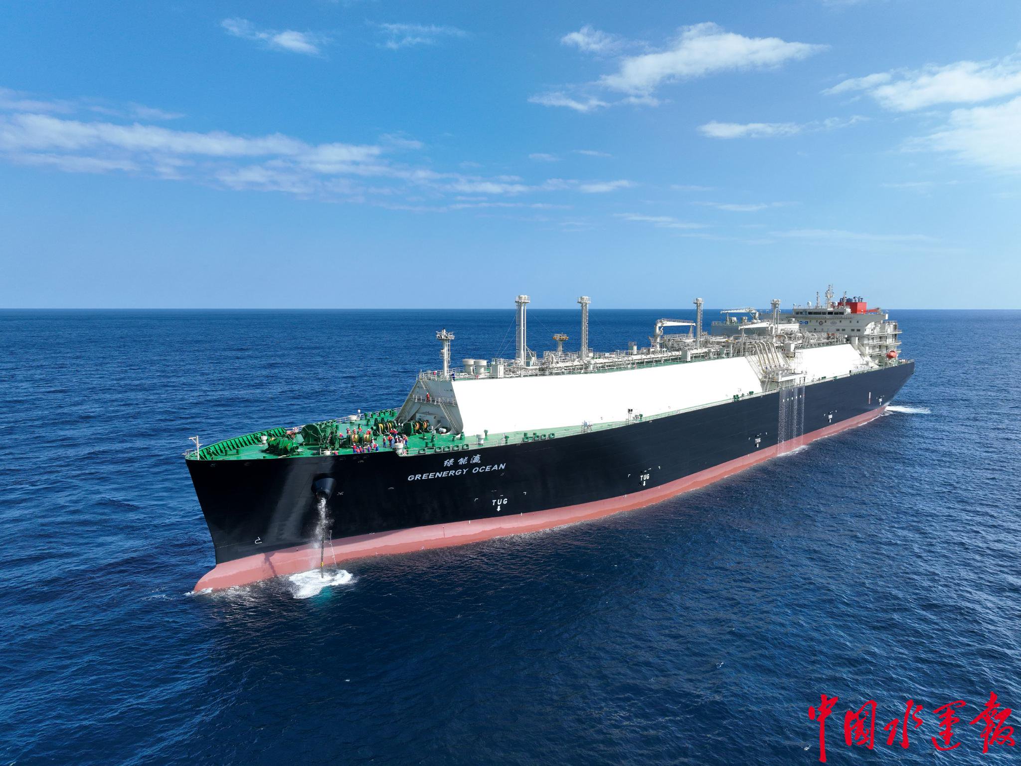 4万立方米大型液化天然气(lng)运输船"绿能瀛"号在崇明海事局海巡艇的