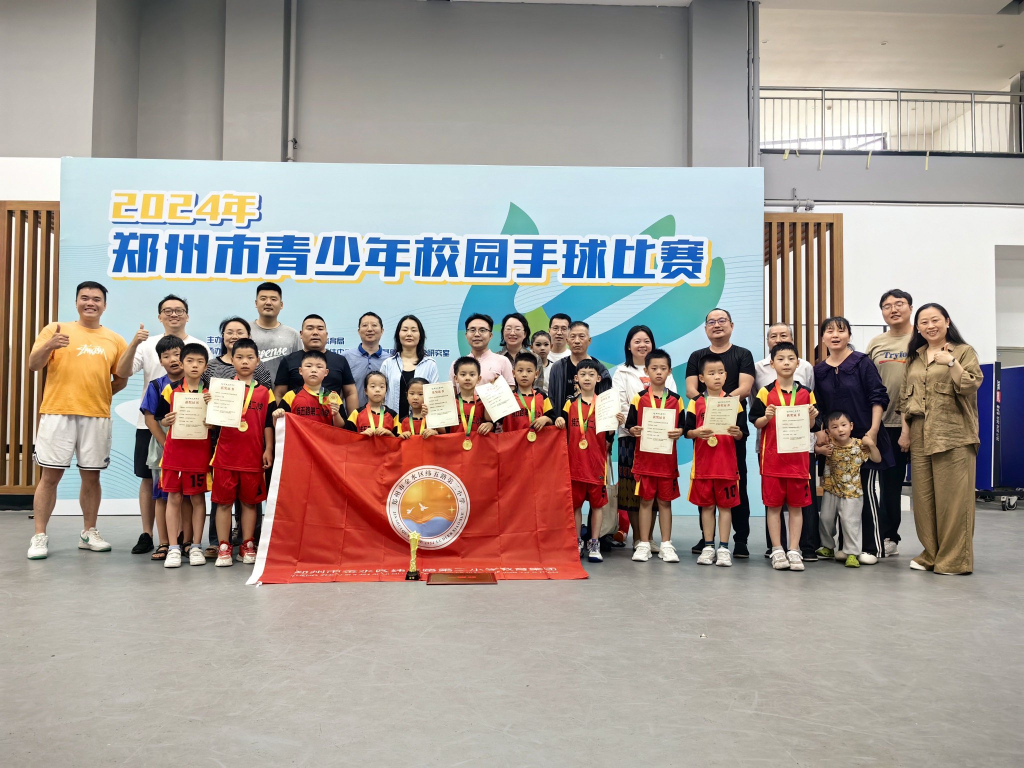 新星闪耀!纬五路二小手球队勇夺亚军