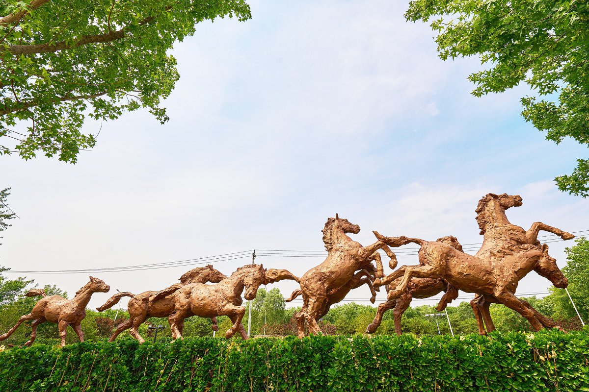 马大路旁的马驹桥地标.记者 常鸣/摄