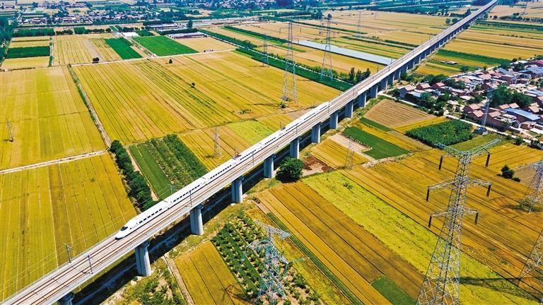 当前,该镇小麦陆续进入成熟期,从空中俯瞰,一块块麦田装点大地,与飞驰