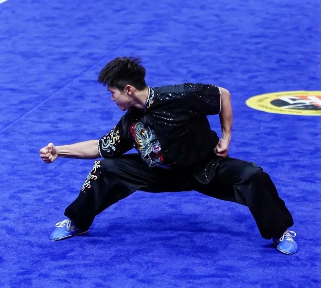 举重若轻运动员们拳疾如风,脚蹬踏浪民族武术赛场上……挥掌,踢腿