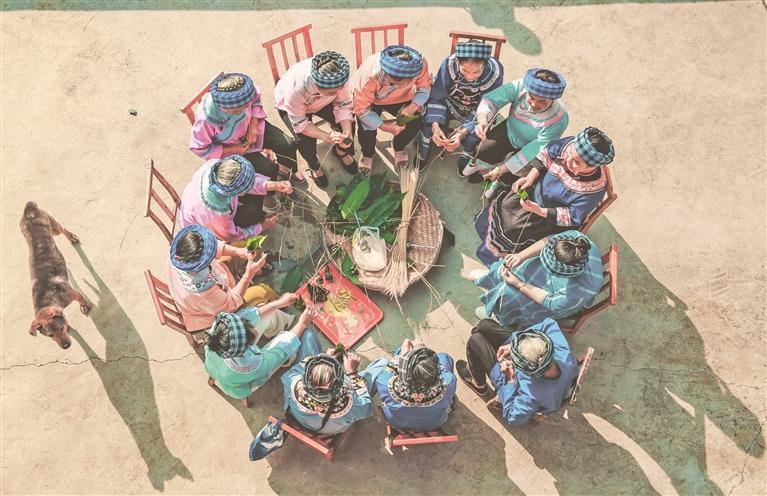 5月28日,望谟县蔗香镇乐康村,村民们聚集在一起包粽子.