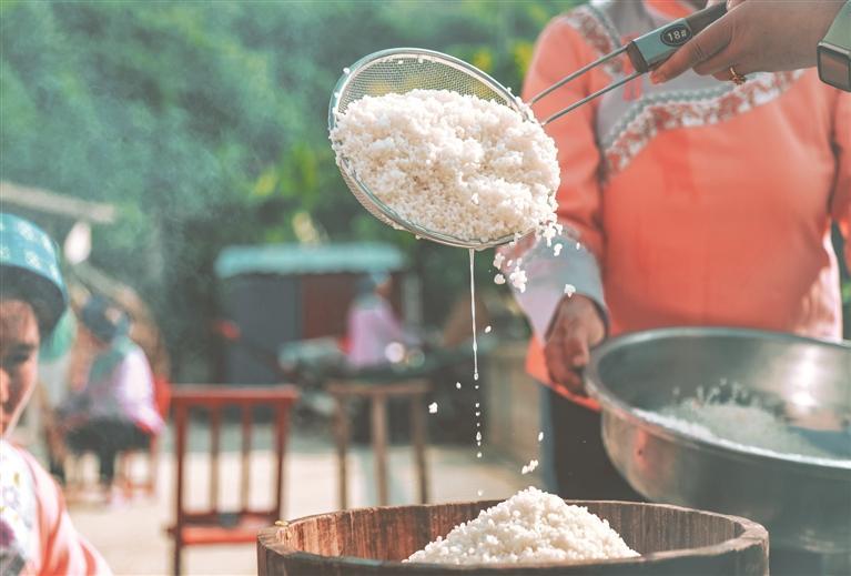 5月28日,望谟县蔗香镇乐康村,村民们聚集在一起包粽子.