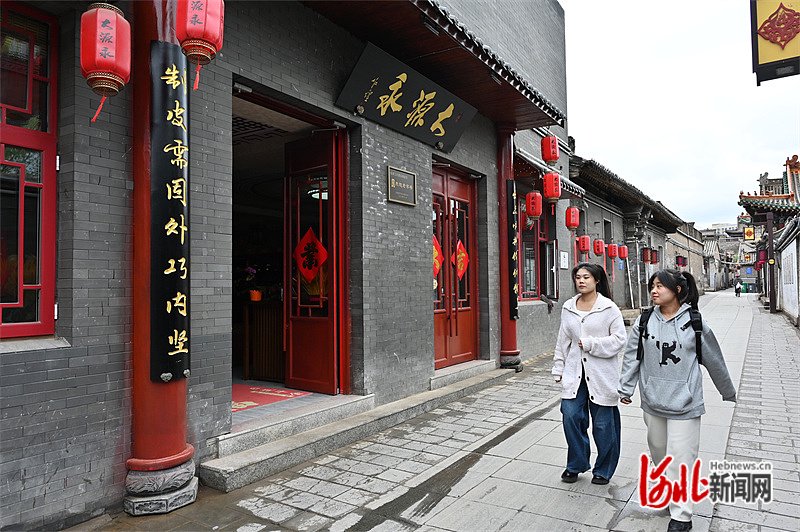 河北日报记者 郭晓通摄踏上褐色的石阶,推开红色的木门,入眼青砖斗拱