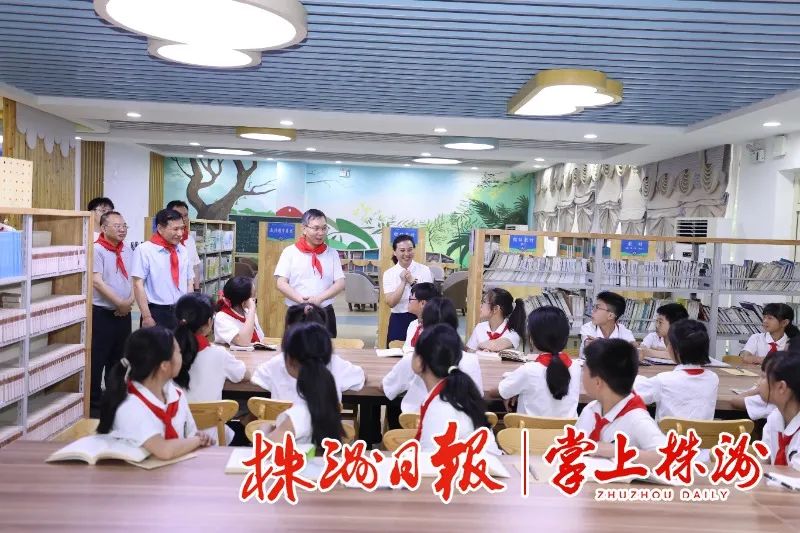 钻石幼儿园是城区占地面积最大的公办幼儿园,户外,堆沙堡,踢足球等