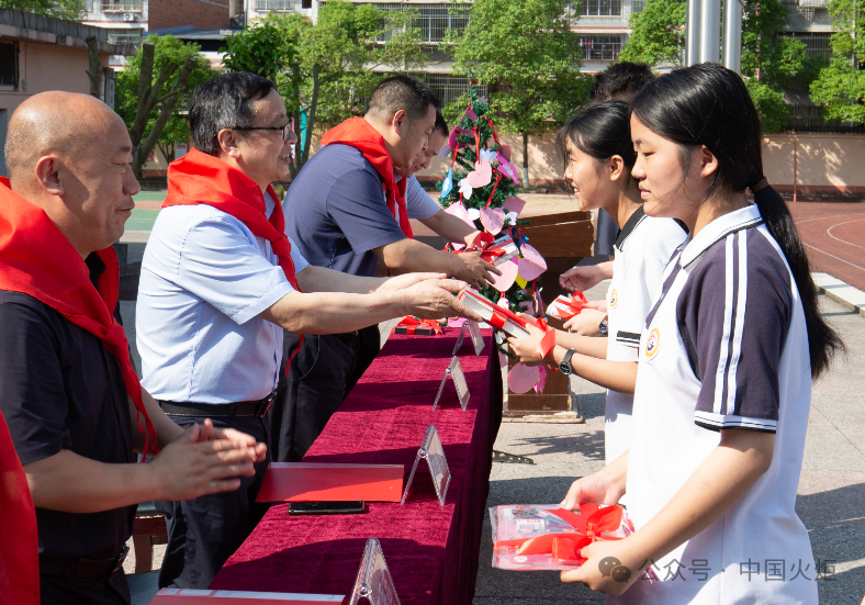 会关工委常务副主任周继学一行走进郭家初级中学开展献爱心捐赠活动