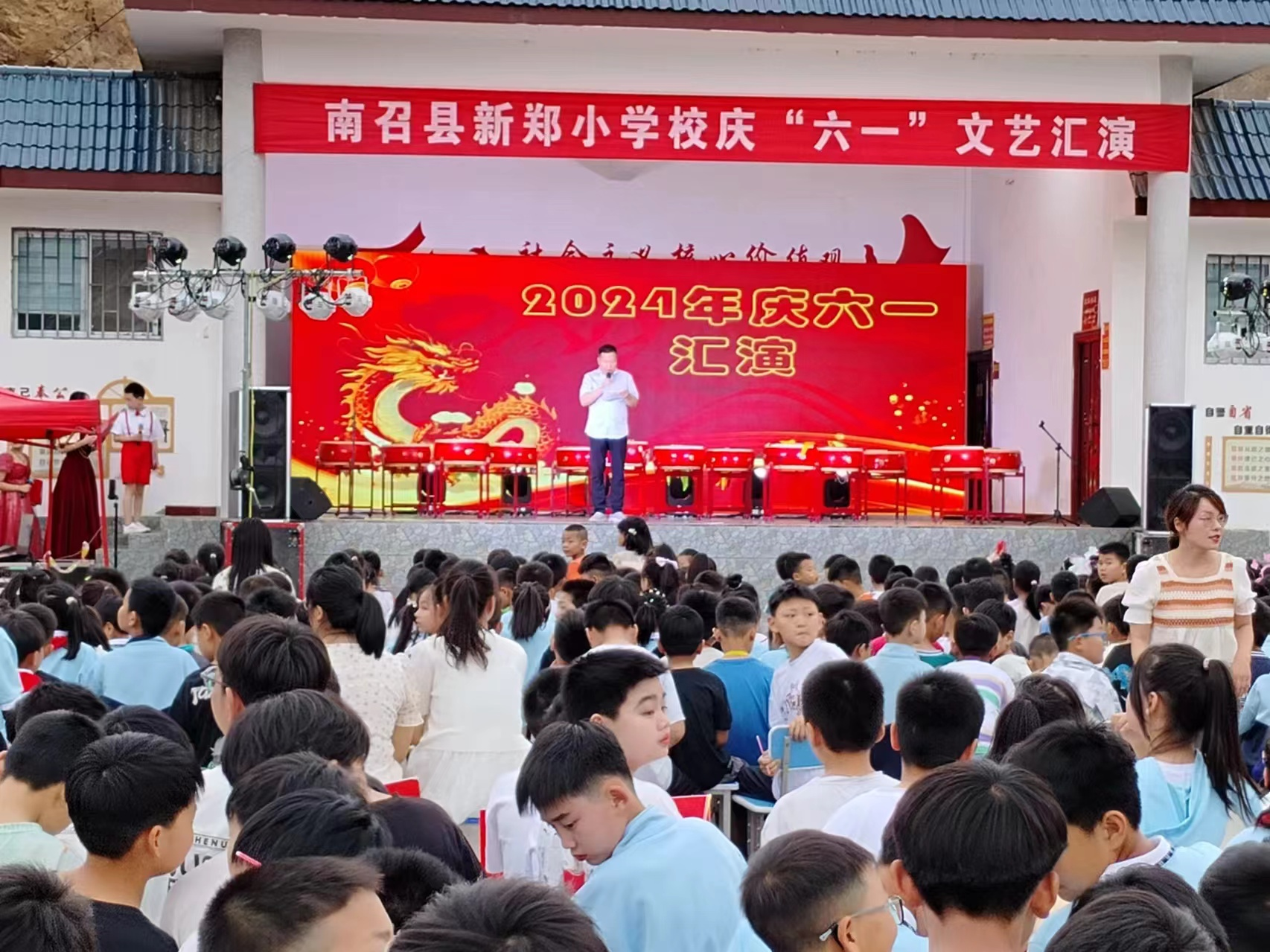 第一书记王超,市教育局驻村工作队成员及竹园沟村两委班子,新郑小学