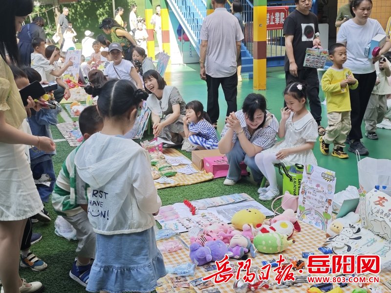 平江县幼教中心第一幼儿园:小生意,大善举!"六一"爱心义卖火爆来袭!