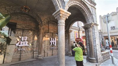 蒋勇 摄青砖石板,木质窗棂,各色绿植藤蔓和花卉……位于市中心五马