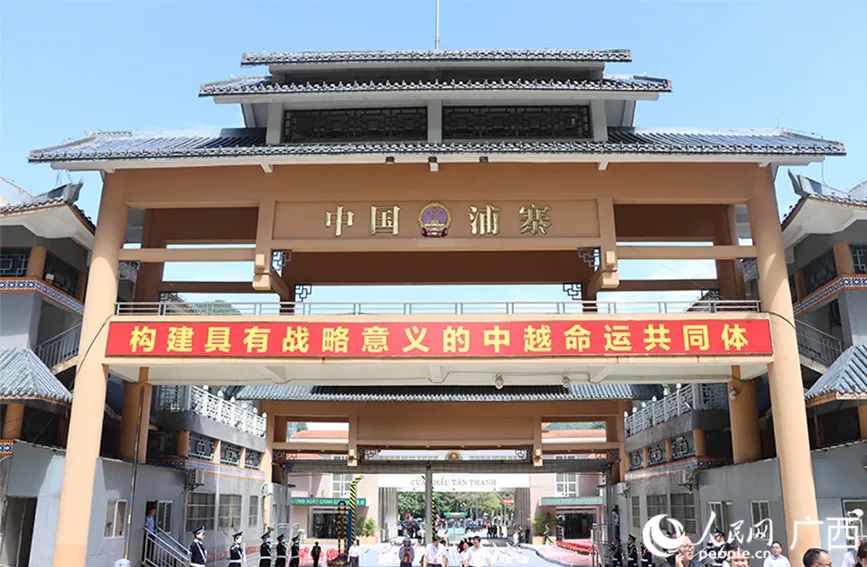 "从我家到浦寨口岸只需要5分钟的路程,比过去走友谊关方便多了.