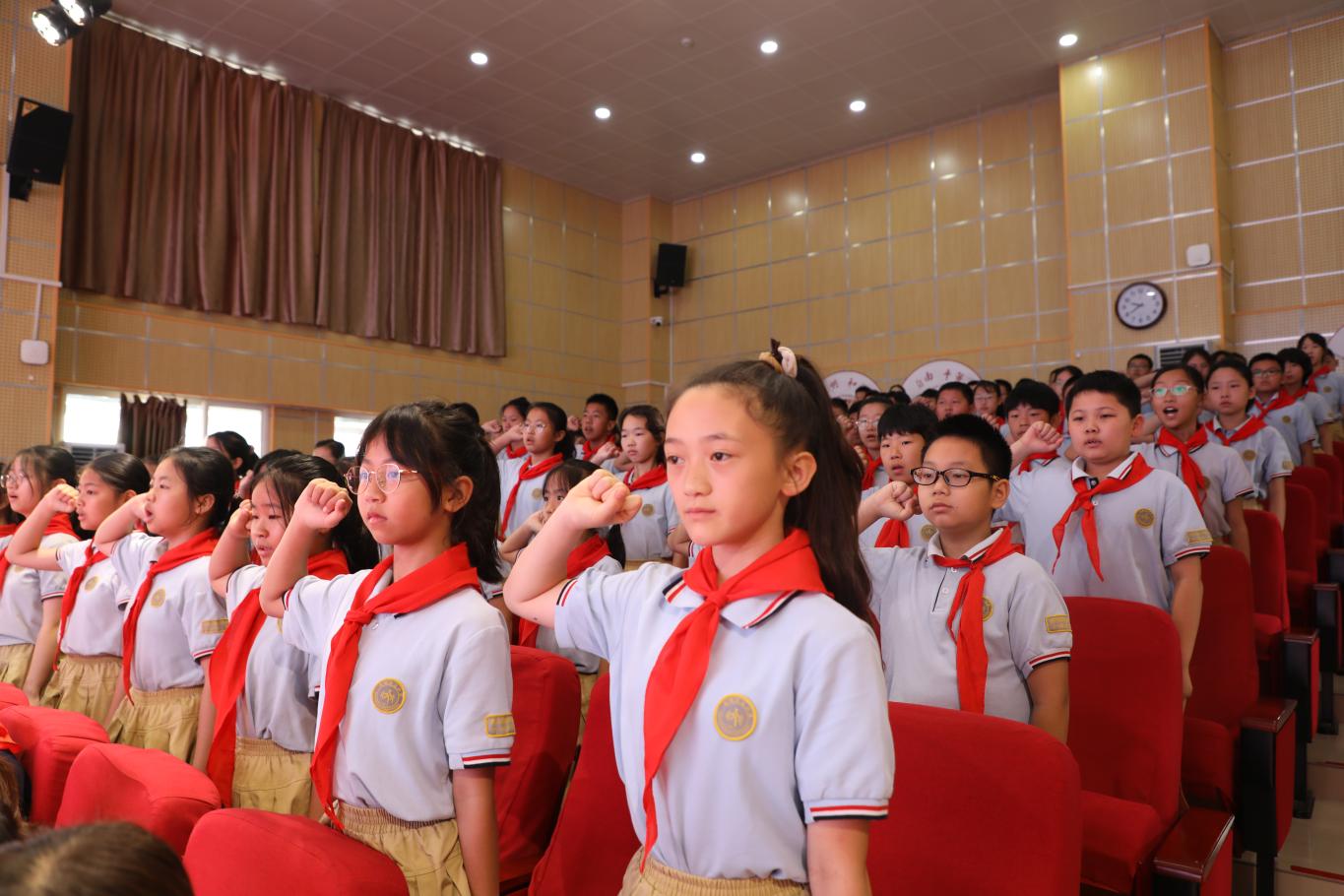 共分为三个篇章,分别是传承红色基因,红领巾飘起来和红领巾爱祖国