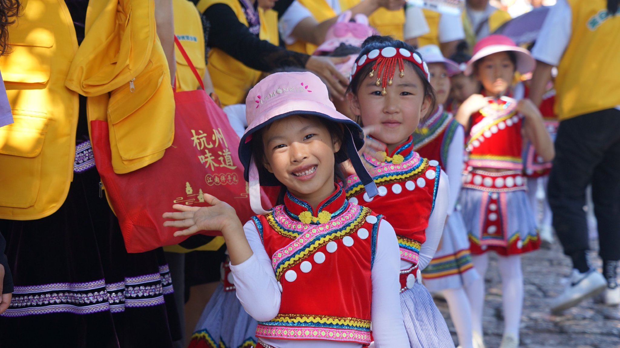 研学活动中,怒江的小朋友们在丽江古城参观学习.