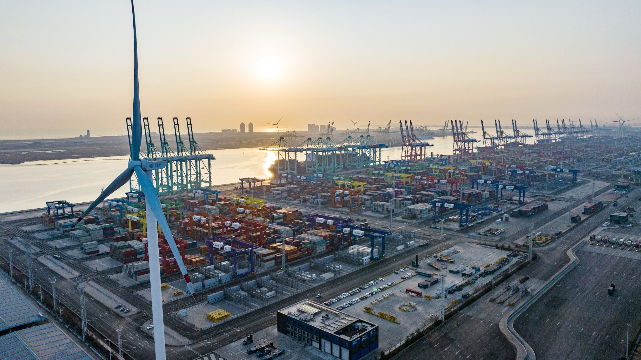 卡车等曾经的"碳排放大户"被安上了"绿色心脏",码头经营单位天津港第