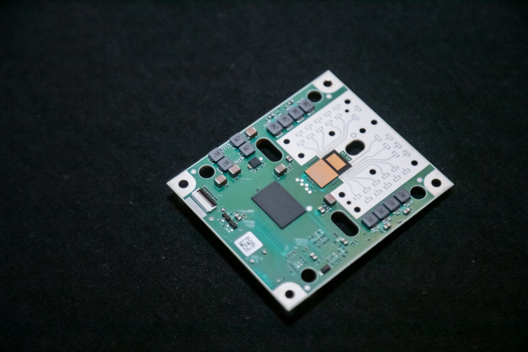 Uhnder 4D数字成像雷达芯片；图片来源：Uhnder&nbsp;