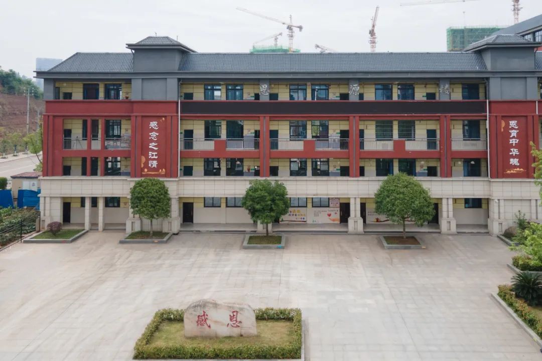 这是近日拍摄的四川省南充市嘉陵区之江小学校园一角.