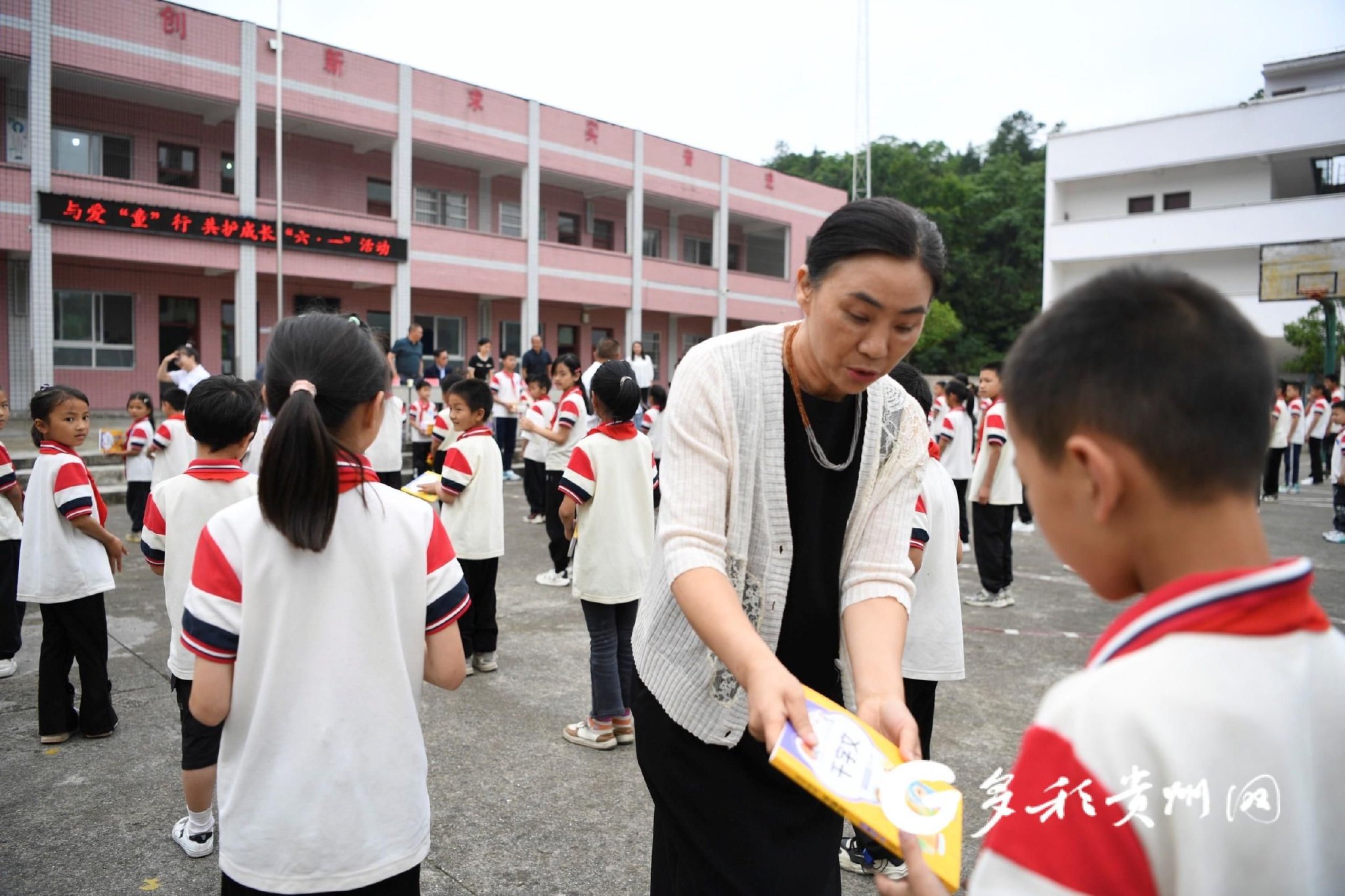 余庆县多部门开展六一儿童节关爱服务活动