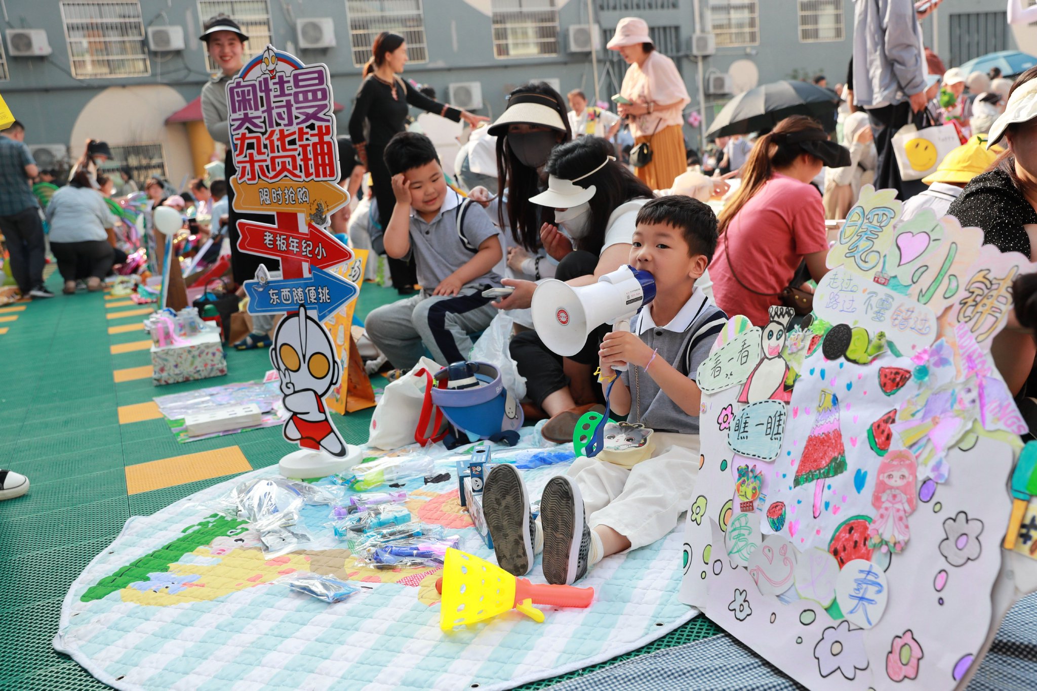 安徽涡阳:萌娃开心过"六一" "跳蚤市场"兜售美好|幼儿园_新浪财经