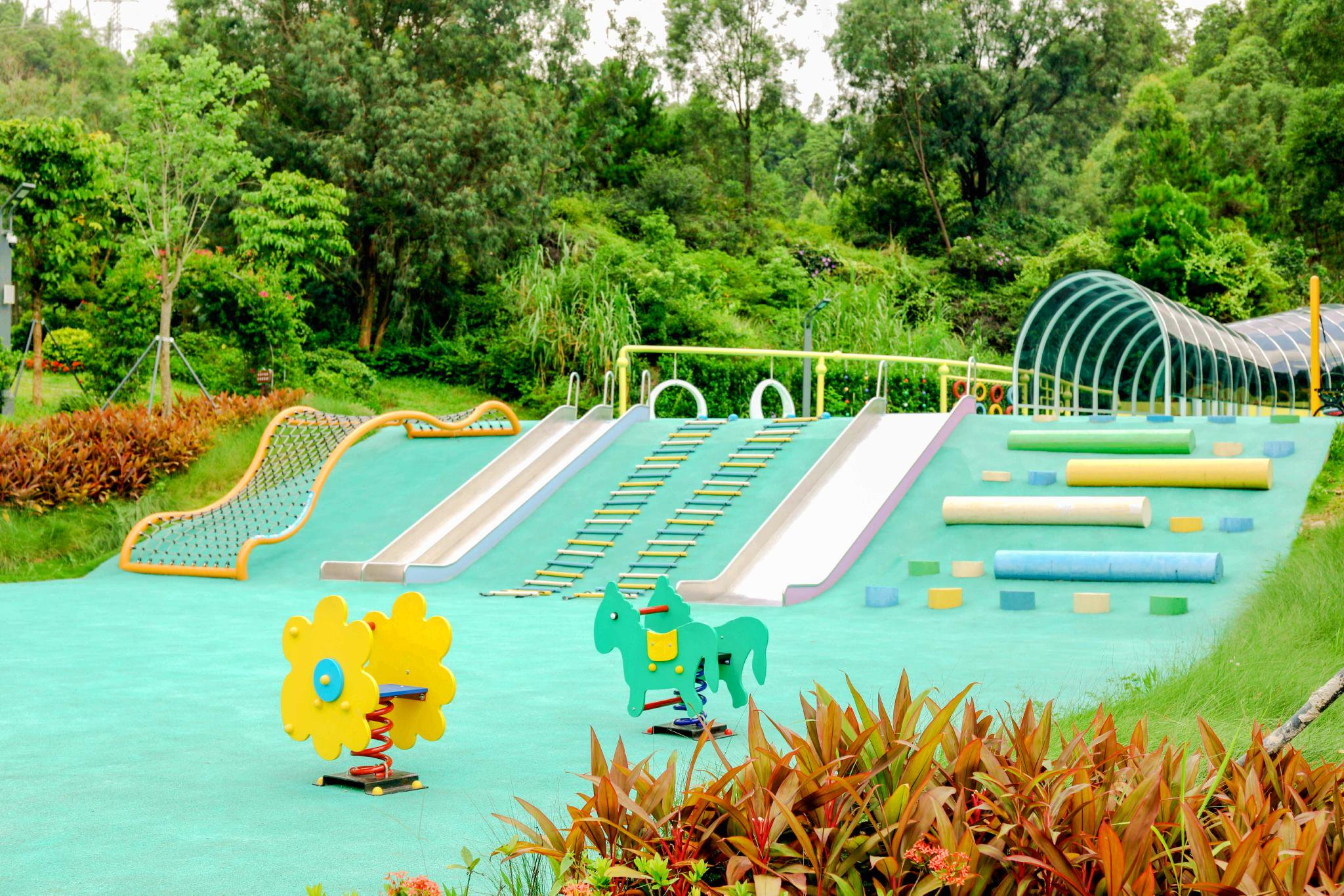 沿着步道来到儿童游乐园,这是专门为孩子们打造的安全,自然,童趣的