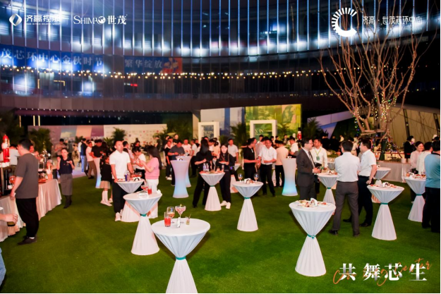"芯环之夜"高端交流酒会在这场商业盛宴中,济高·世茂芯环中心不仅
