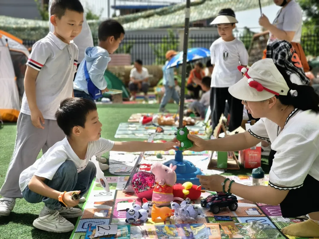 灞桥区席王街道中心幼儿园举行庆"六一"系列活动之"小葵花"义卖活动